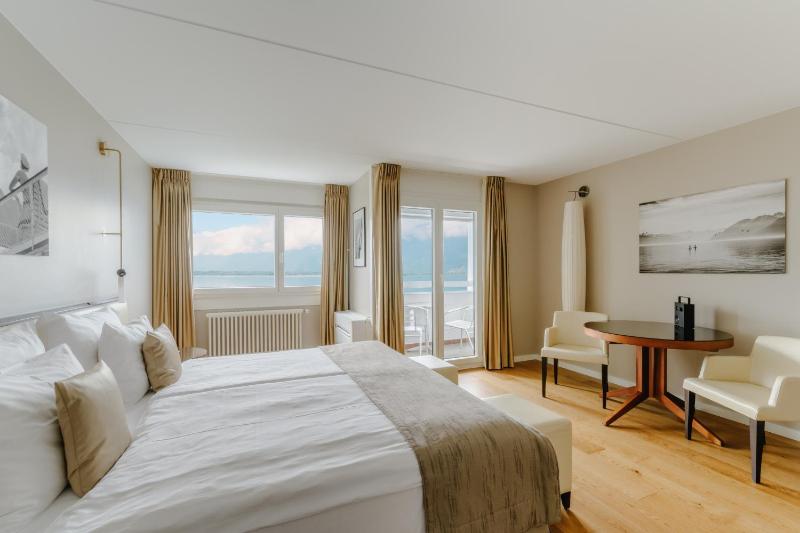  Mona Suite – lake view and balcony image 3