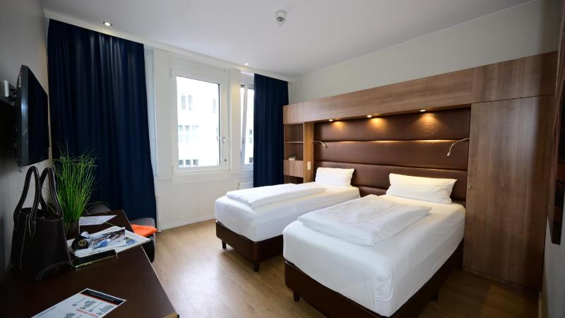 Standard Twin Room image 2