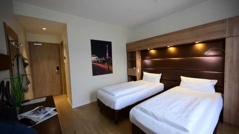 Standard Twin Room image 4