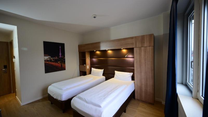 Standard Twin Room image 3