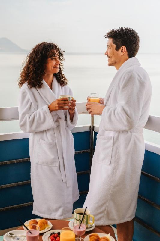  Panorama Room – lake view and balcony image 2