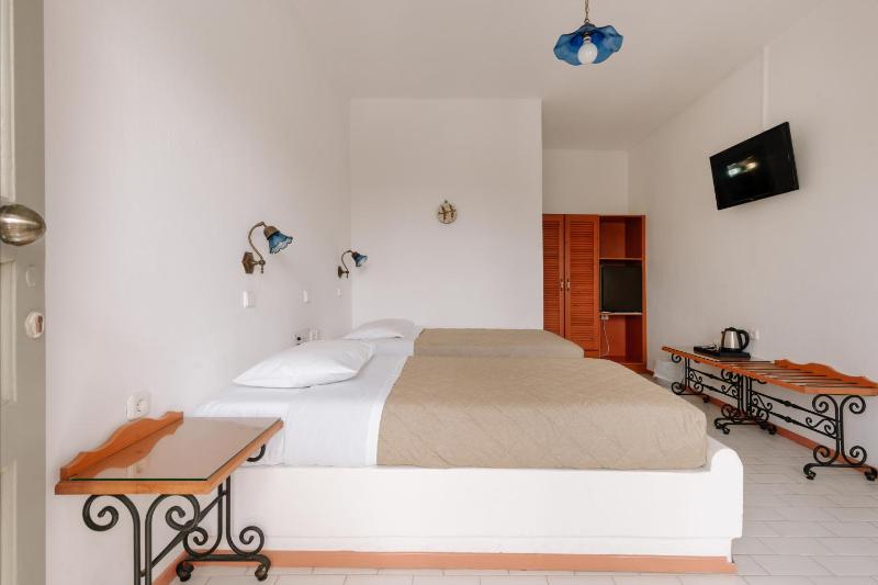 Standard Twin Room with Sea View image 4