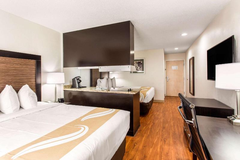 Queen Suite with Two Queen Beds - Non-Smoking image 4