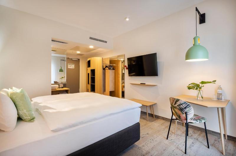 Double or Twin Room image 4