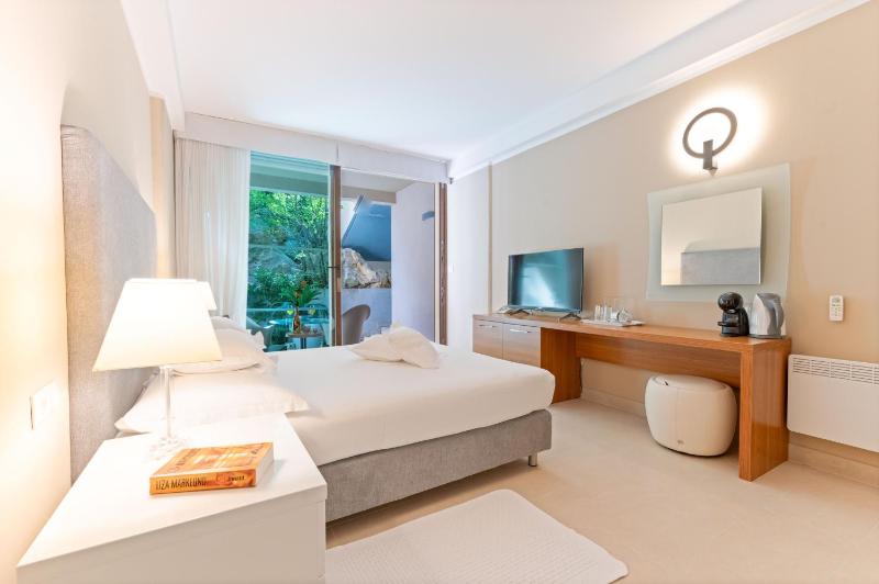 Double Room with Patio - Ground Floor image 4