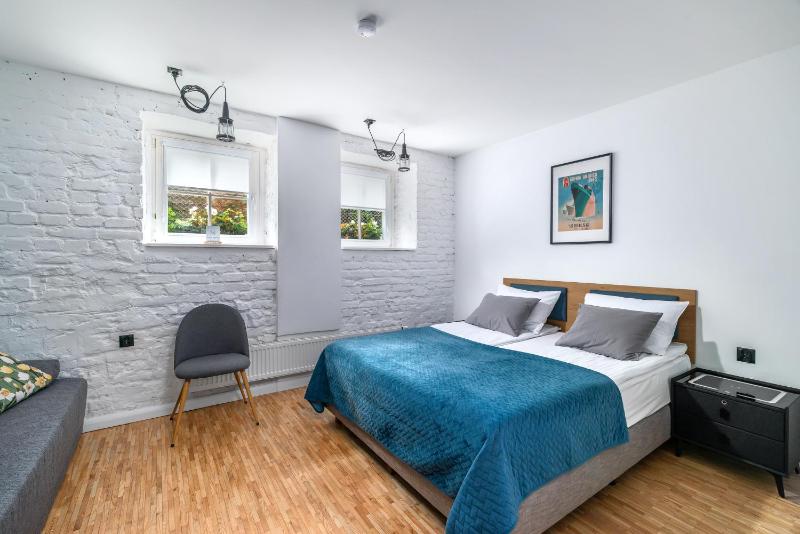 Double Room with Extra Bed image 1