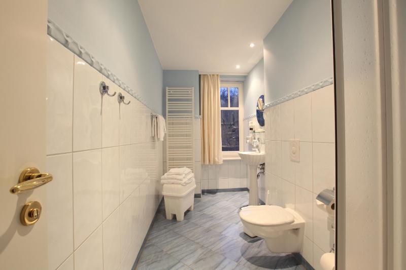Family Room image 2