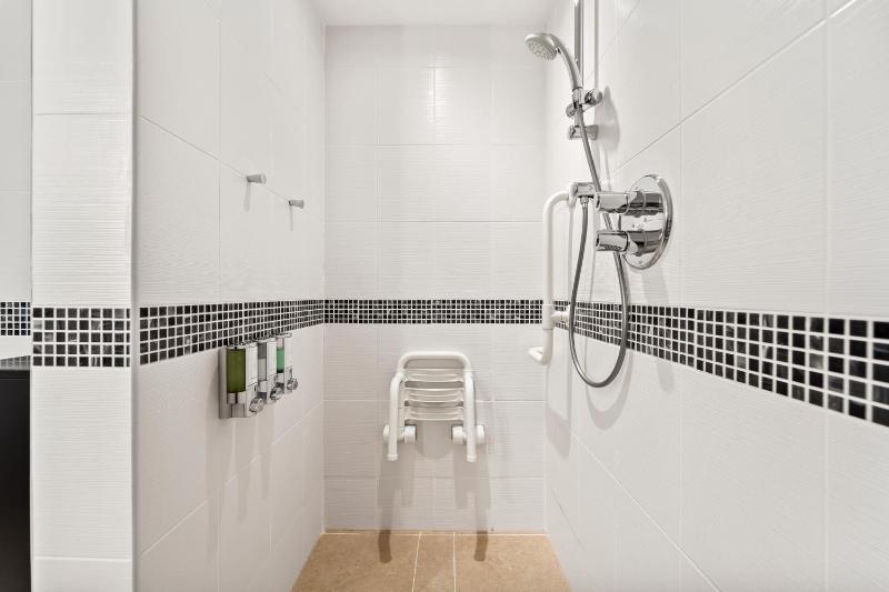 Queen Accessible Room NS image 4