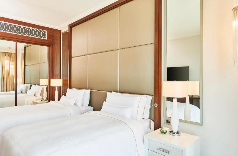 Twin Room image 4
