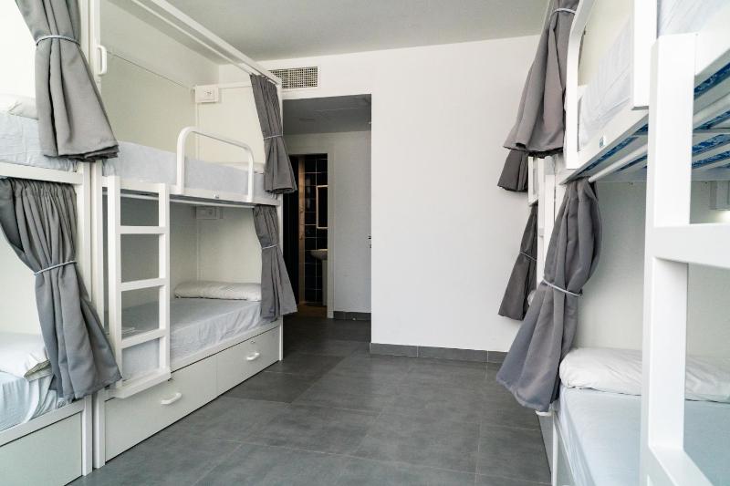 Bed in a 6-Beds Mixed Dorm (Ensuite) image 3