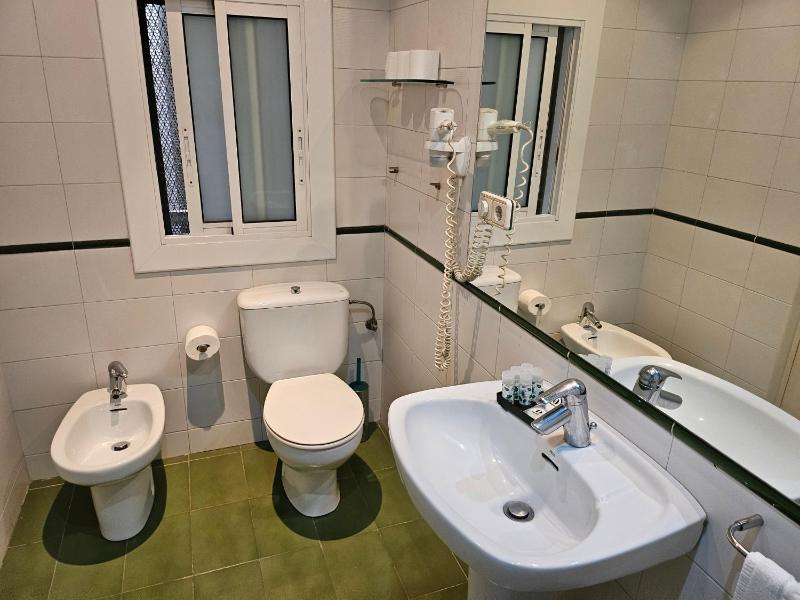 Family Two-Bedroom Apartment with View image 3