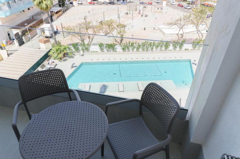 Double Room with Pool View image 3