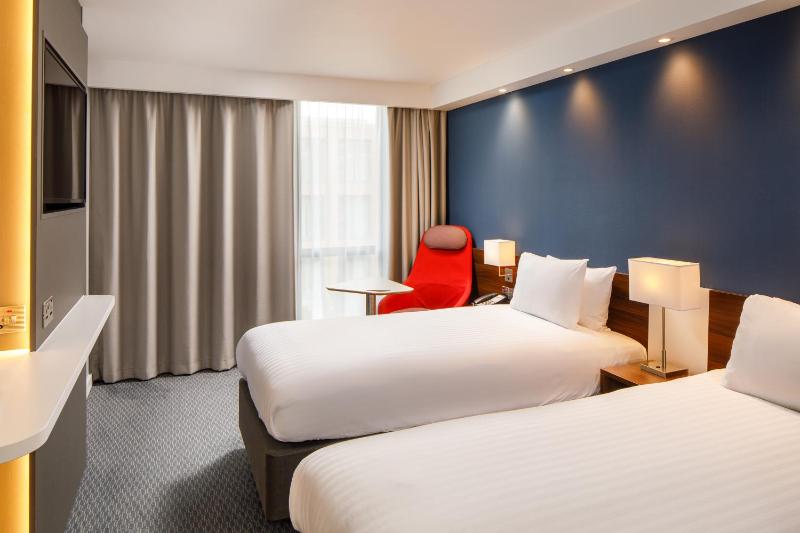 Standard Twin Room with Free Hot Breakfast image 3