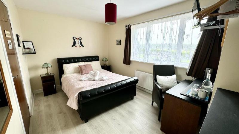 Double Room image 3