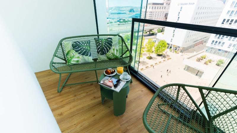 Superior Queen Suite with Balcony image 4