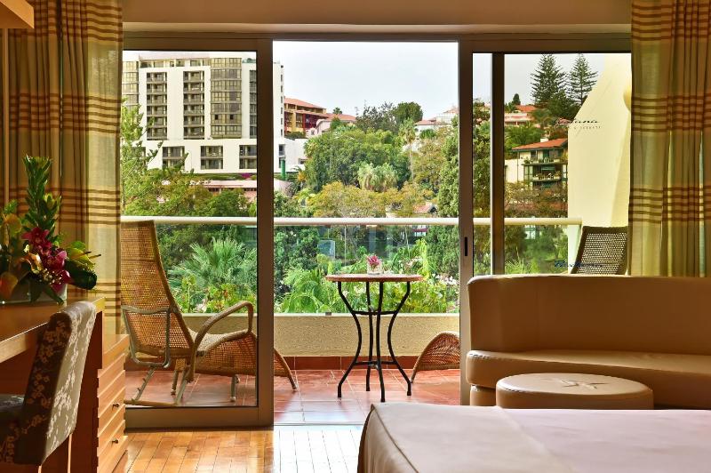 Classic Twin Room with Pool View image 4