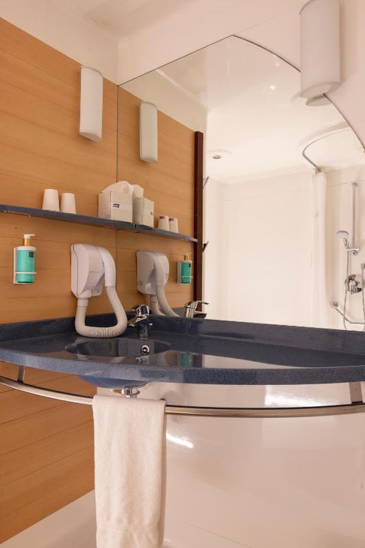 Superior Suite with Double Bed and Two Single Beds image 3