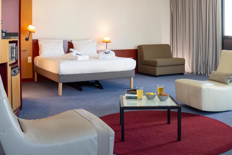 Executive Suite with Double Bed and Two Single Beds (2 Adults) image 1