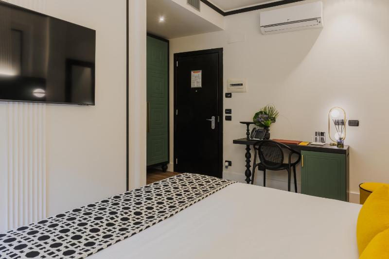Double Room with Patio image 1