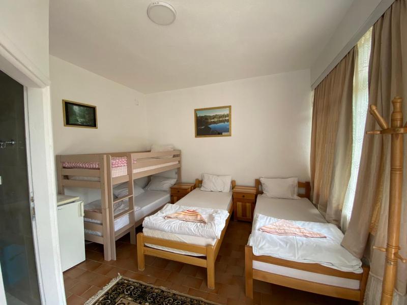 Economy Quadruple Room with Shared Bathroom image 4
