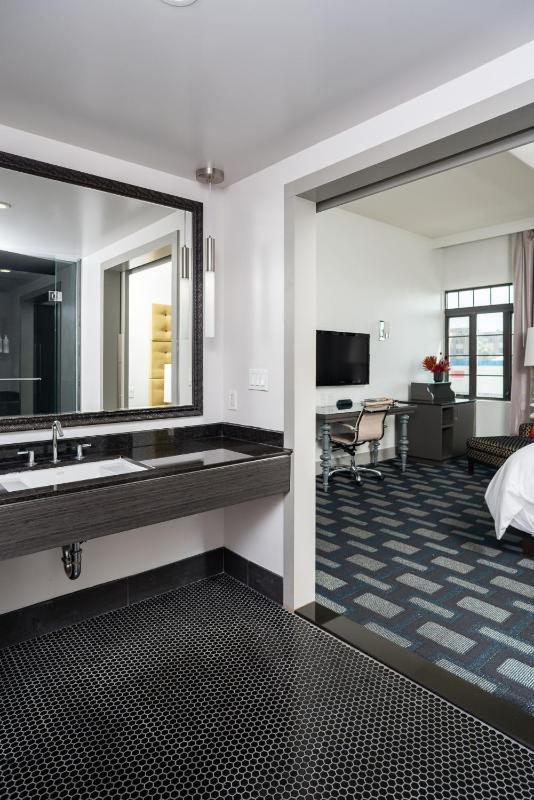 Deluxe King Room image 4