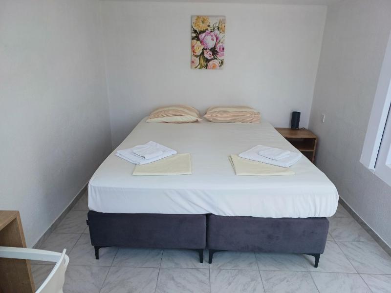 Basic Double Room image 3