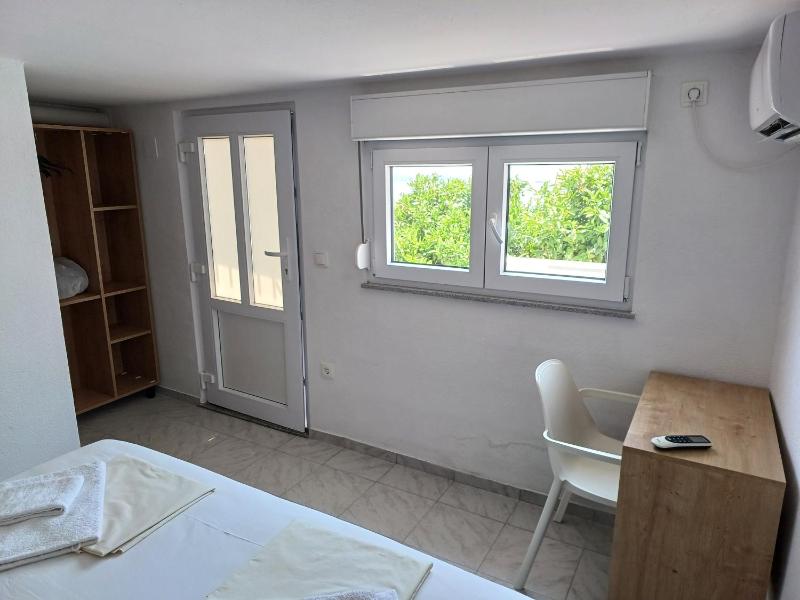 Basic Double Room image 4