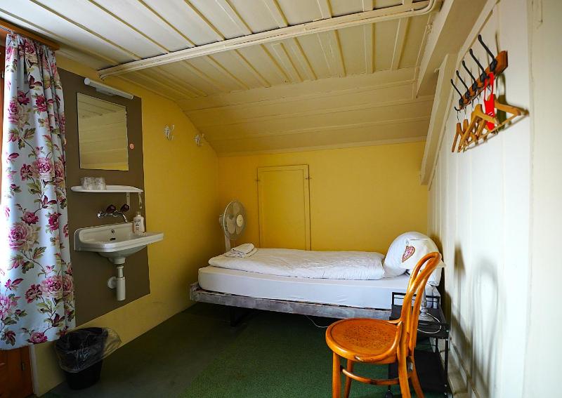 Twin Room with Shared Bathroom image 2