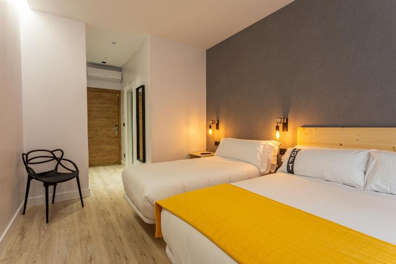 Superior Triple Room image 3