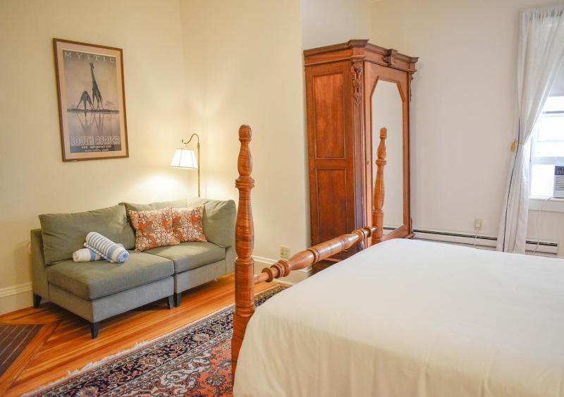  Richmond Room, Queen Bed & Fireplace image 1