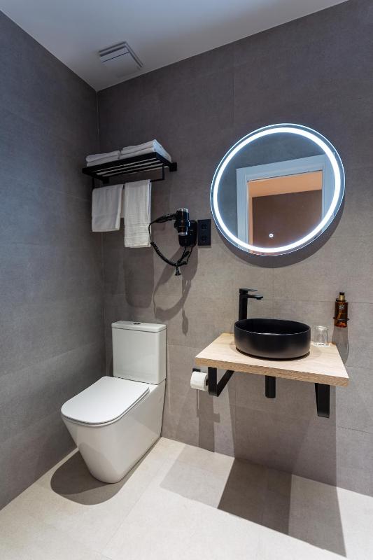 Standard Double Room image 4