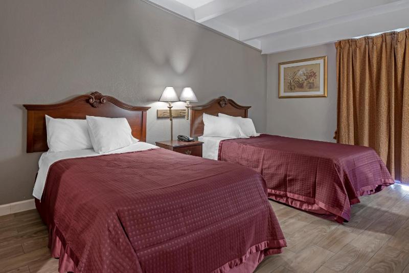Double Room with Two Double Beds - Disability Access/Non-Smoking image 2