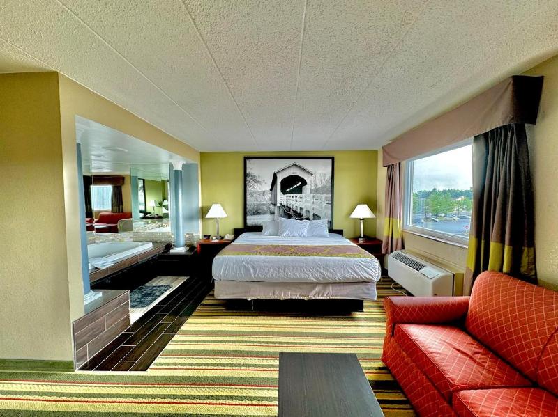 King Suite with Jetted Tub - Non-Smoking image 3