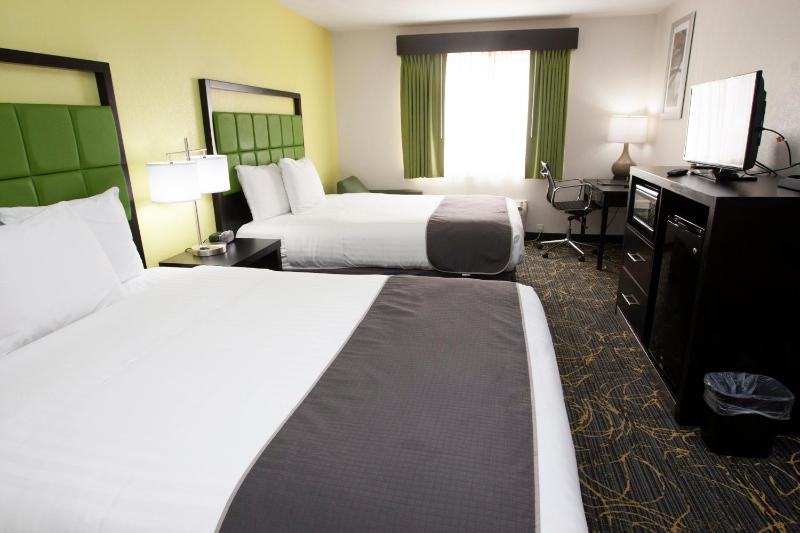 Queen Room with Two Queen Beds - Non-Smoking image 4