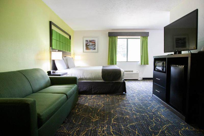 King Suite with Jetted Tub - Non-Smoking image 3