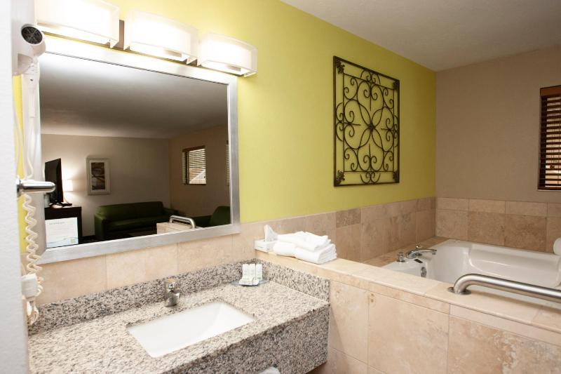 Deluxe King Suite with Jetted Tub - Non-Smoking image 4