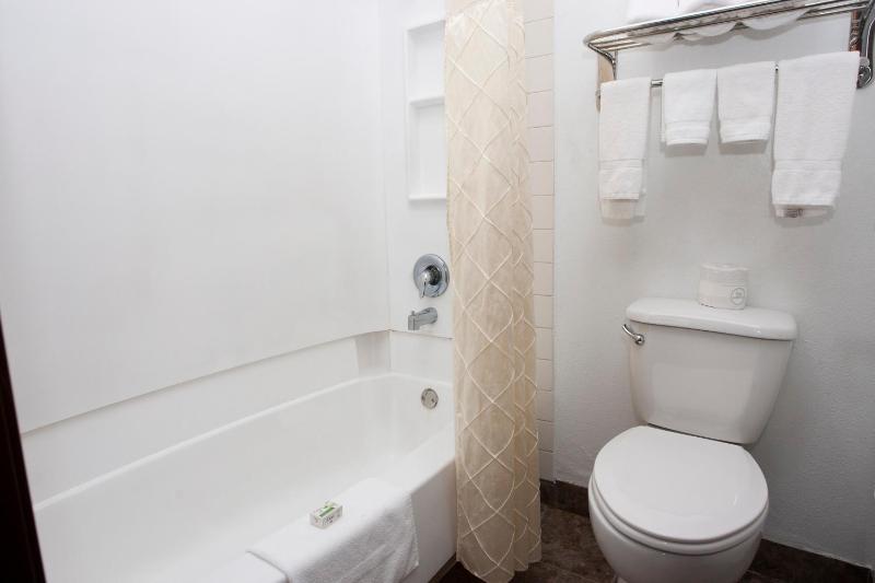 Queen Room with Two Queen Beds - Non-Smoking image 2