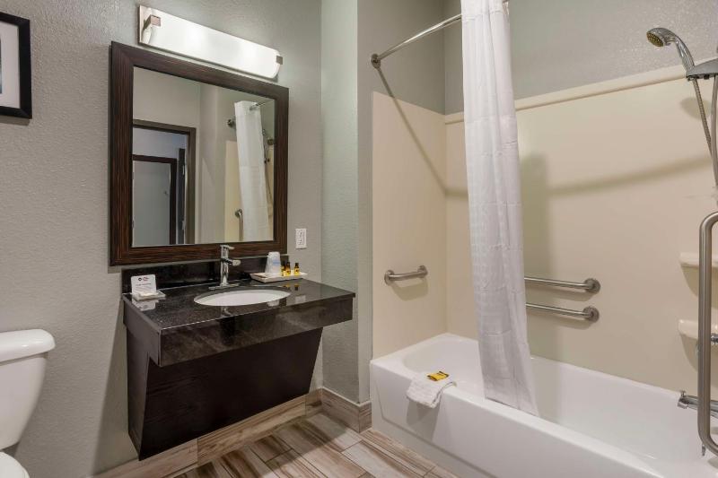 King Room with Bath Tub - Disability Access/Non-Smoking image 3