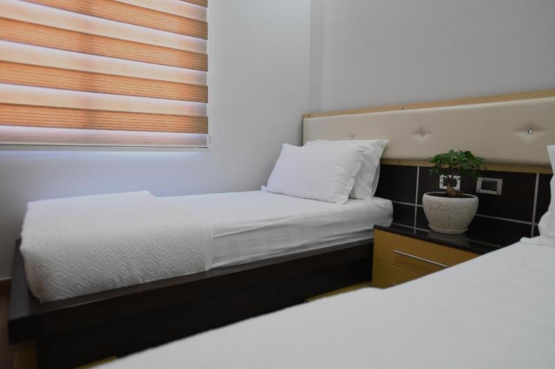 Twin Room image 4