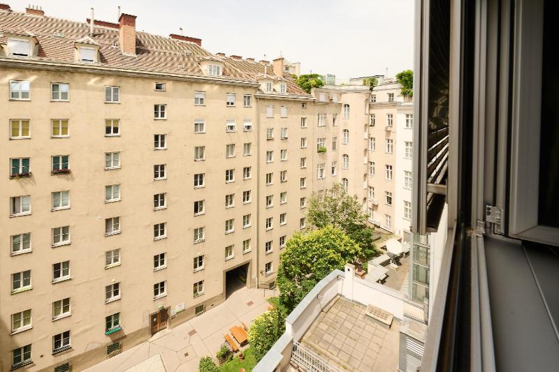 Deluxe Studio image 2