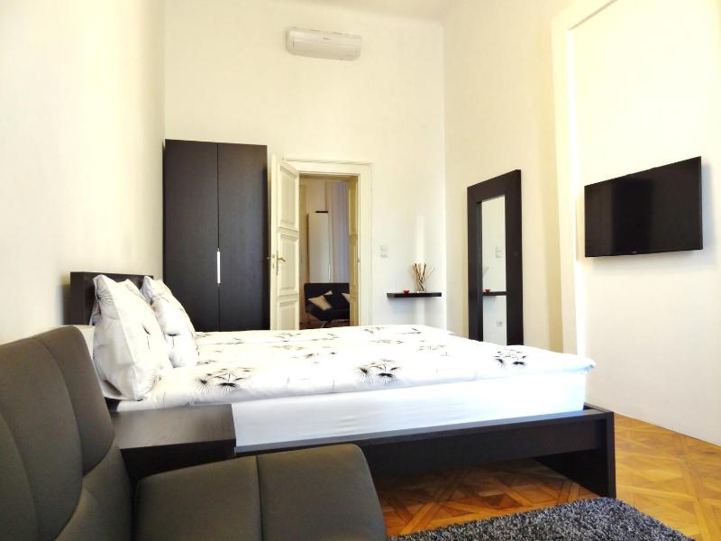 Central Apartment - image 4