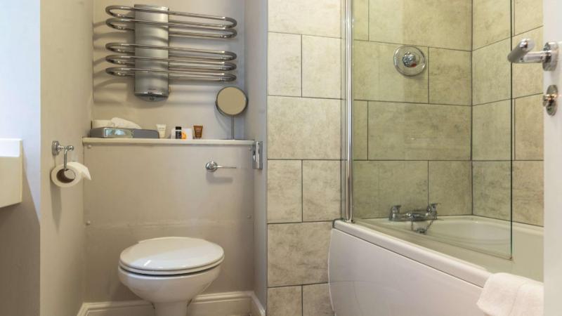 Standard Twin Room image 4
