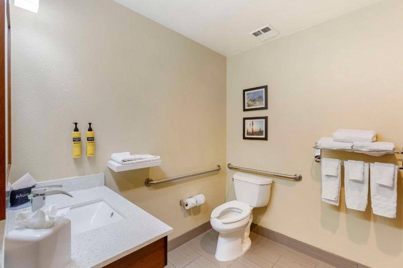 Queen Room with Two Queen Beds - Disability Access image 2