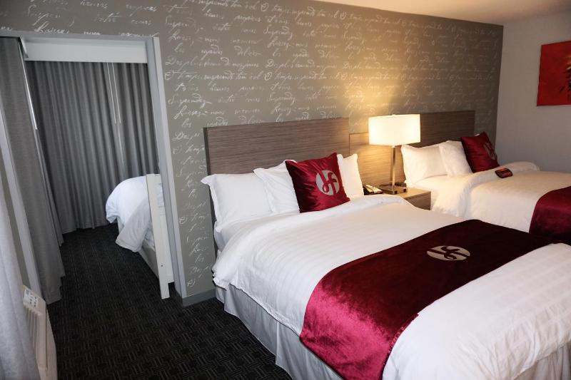 Suite with Two Double and One Single Bed image 2