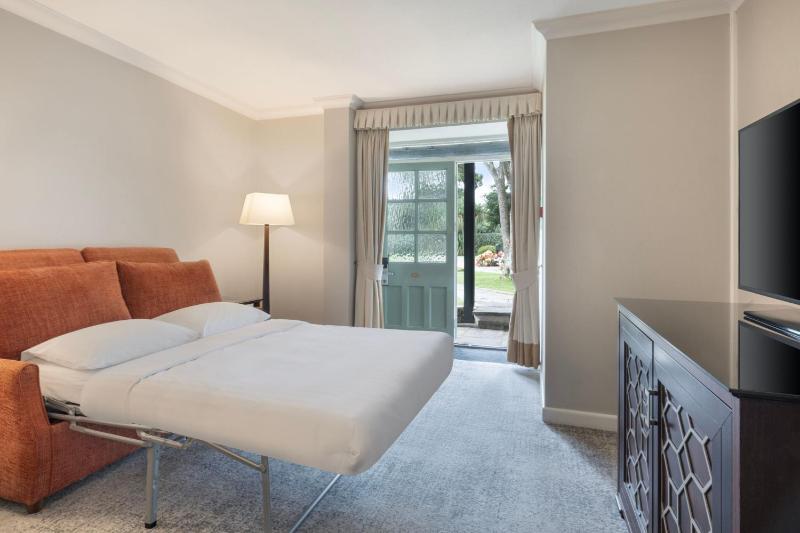 One-Bedroom King Suite with Sofa Bed image 4