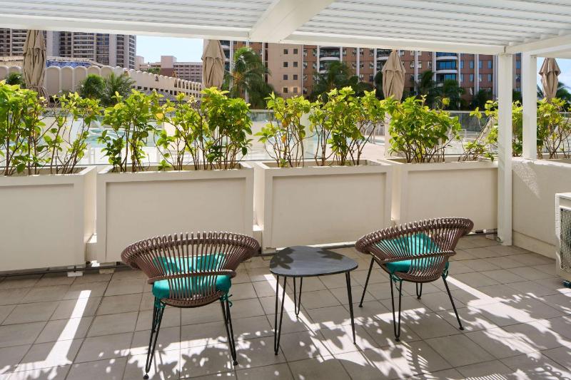 Luxury Junior Suite with Pool View and Kitchen image 3