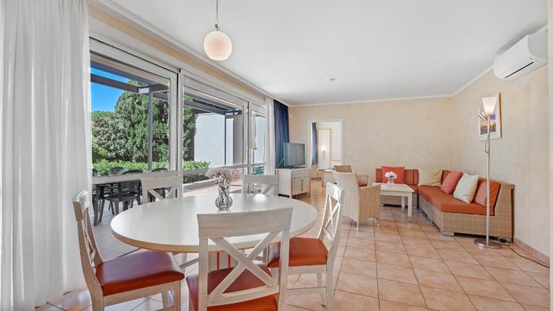 Three-Bedroom Apartment with Terrace (6 Adults) image 4