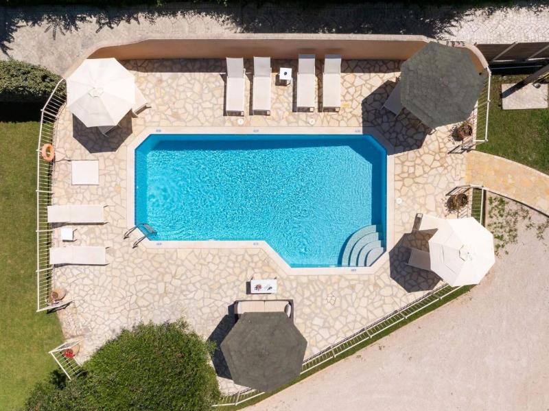 Six-Bedroom Villa  image 2