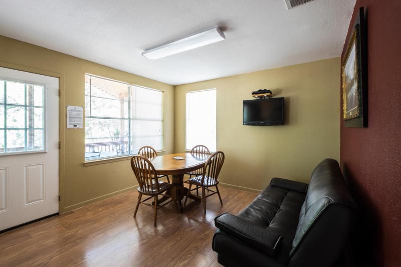 Two-Bedroom Cabin with Two King Beds - Sofa Bed image 3