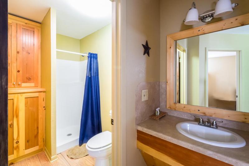 Two-Bedroom Cabin with Two King Beds - Sofa Bed image 2